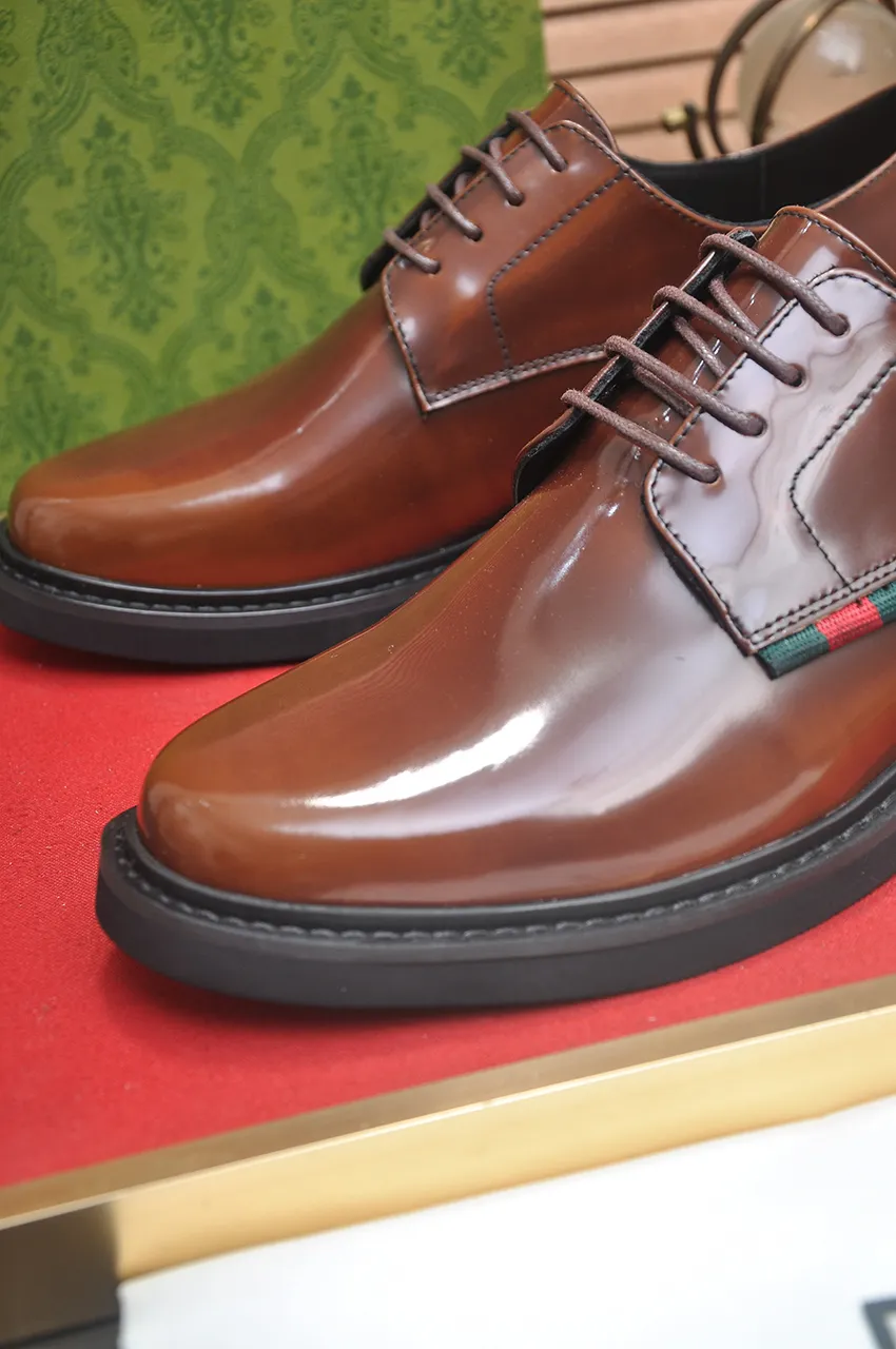 Men's shoes💰540💶Italy's top luxury men's shoe giant (GUCCI) (Gucci) (full cowhide lining) new arrival🍃Original European style🔰 Pleasant to the eye😍In order to make the shoes more durable and non-deformable🌀The production continues to follow traditional methods but there is still no lack of innovation💪Choose original sheepskin for the leather♻️ Smooth and natural And extra bright ⭐Made of imported cowhide, the first choice of rich people 38-45 (45 customized)